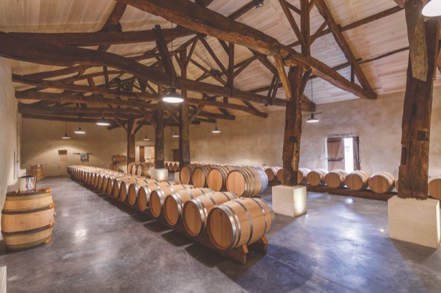 Le passionné restructure le chai et crée des locaux techniques mieux adaptés à une vinification parcellaire. Le passionné restructure le chai et crée des locaux techniques mieux adaptés à une vinification parcellaire.