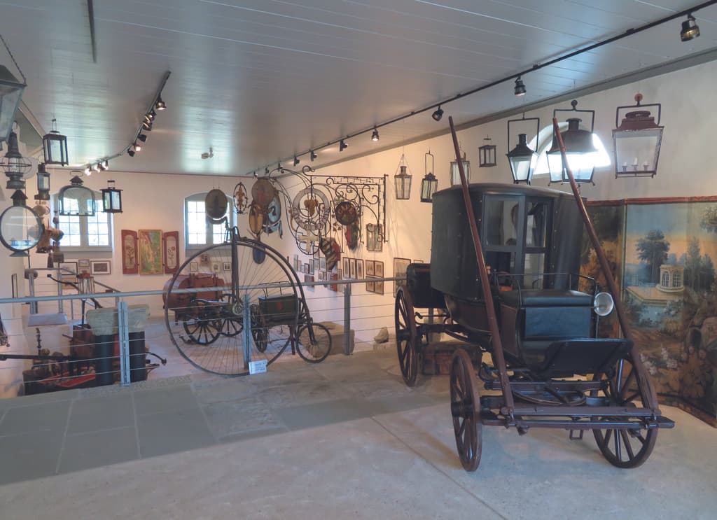 Le Musée du Vieux-Moudon retrace l’histoire de la ville à travers les siècles avec sa vaste collection d’objets d’époque.