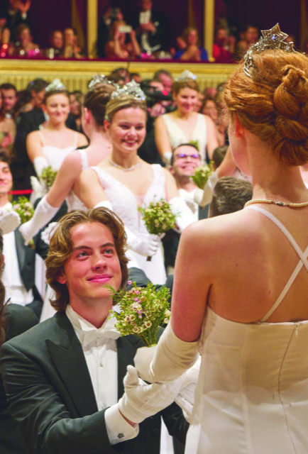 Au Staatsoper, tradition et modernité se côtoient dans un tourbillon de valses : longues robes blanches, frac noir, noeud papillon et révérences.
