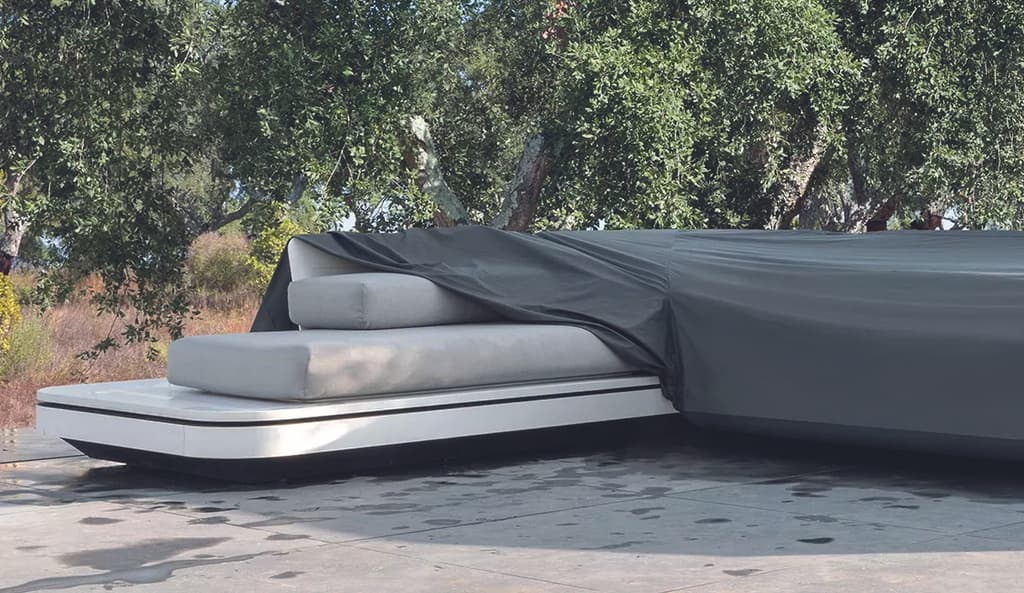 Pensez à protéger votre mobilier de jardin avec des housses de protection. Pensez à protéger votre mobilier de jardin avec des housses de protection.