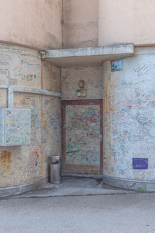 L'entrée de l'ancien Mountain Studios racheté par le groupe Queen où ils enregistreront six albums. L'entrée de l'ancien Mountain Studios racheté par le groupe Queen où ils enregistreront six albums.