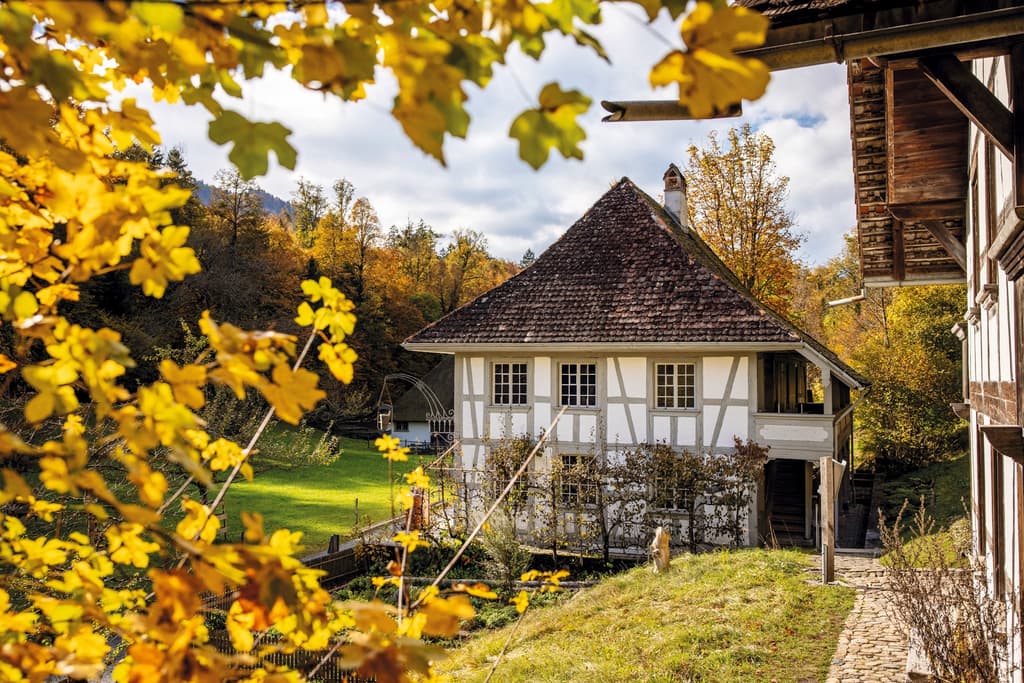 Le Stöckli de Köniz est fait de plaques de molasse disposées verticalement, ce qui est rare pour une construction en colombage. Le Stöckli de Köniz est fait de plaques de molasse disposées verticalement, ce qui est rare pour une construction en colombage.
