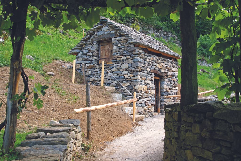 Dans les années 1900, la petite construction du Val Lavizzara était à l’abandon. Elle a échappé à la ruine qui la menaçait grâce à son transfert au Ballenberg, en 2011. Dans les années 1900, la petite construction du Val Lavizzara était à l’abandon. Elle a échappé à la ruine qui la menaçait grâce à son transfert au Ballenberg, en 2011.