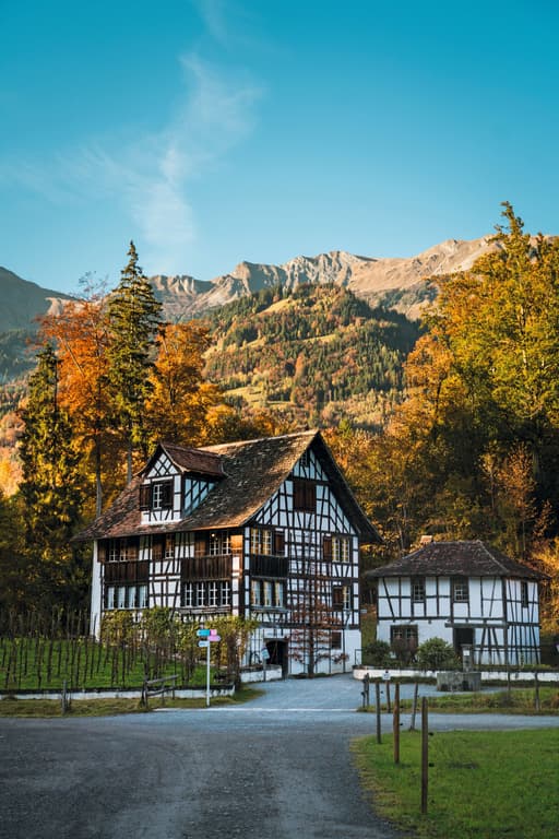 Maison en colombage de Richterswil. Les décharges obliques deviennent des éléments décoratifs, peintes et disposées en figures géométriques. Maison en colombage de Richterswil. Les décharges obliques deviennent des éléments décoratifs, peintes et disposées en figures géométriques.