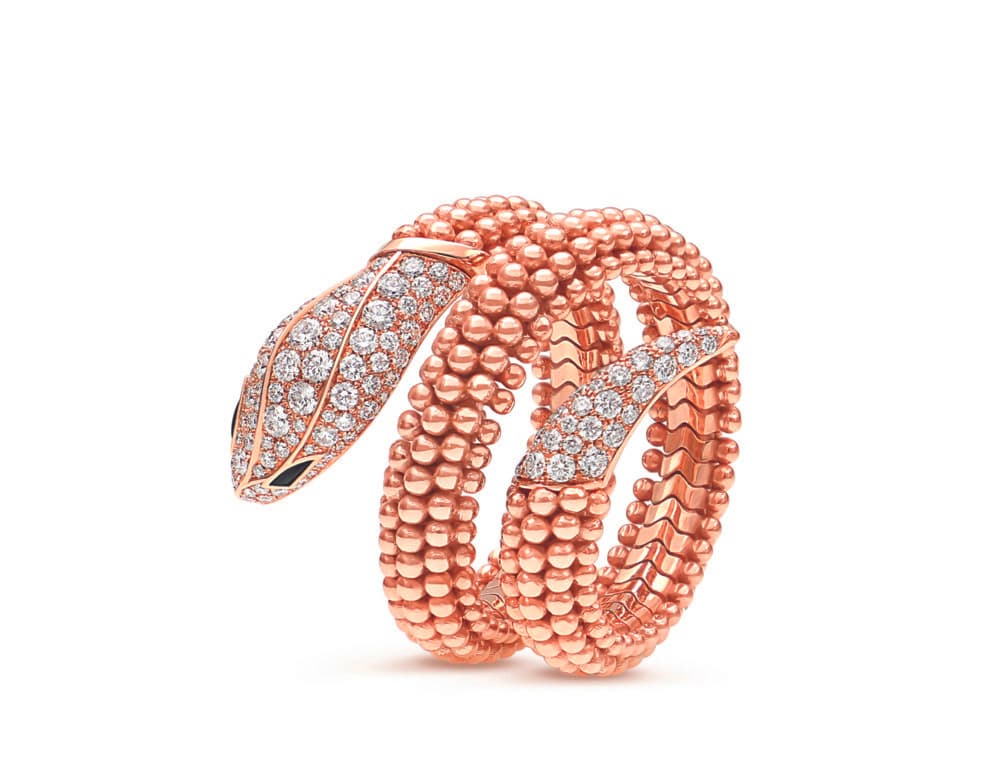 La bague deux tours Serpenti en or rose de Bulgari. La bague deux tours Serpenti en or rose de Bulgari.