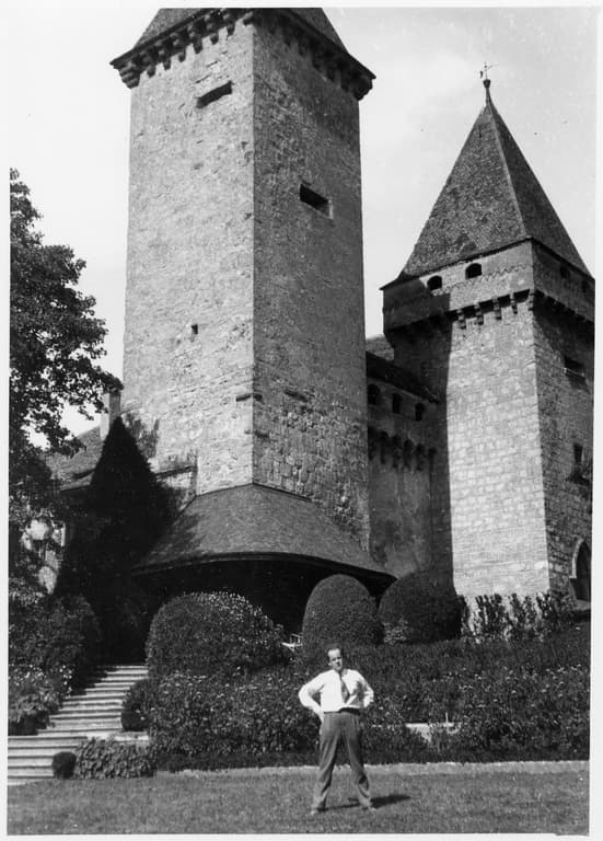 Sergeï Eisenstein devant le château en 1929. Sergeï Eisenstein devant le château en 1929.