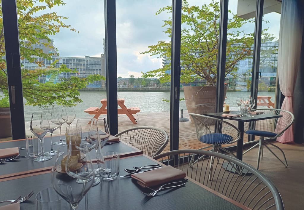 Le restaurant au rez de l'immeuble flottant n'a pas peur du mouvement. Le restaurant au rez de l'immeuble flottant n'a pas peur du mouvement.