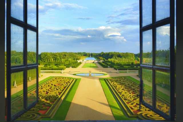 Vue des jardins à la française depuis la lanterne. On observe au premier plan deux parterres de buis recréés d'après un dessin de Le Nôtre pour Champ de Bataille Vue des jardins à la française depuis la lanterne. On observe au premier plan deux parterres de buis recréés d'après un dessin de Le Nôtre pour Champ de Bataille