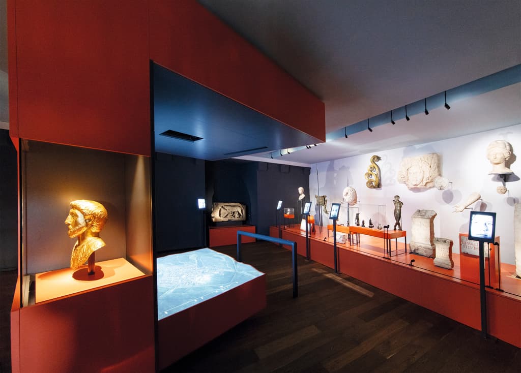 Le musée accueille une impressionnante collection d’objets antiques, une expérience enrichie par différents éléments interactifs. Le musée accueille une impressionnante collection d’objets antiques, une expérience enrichie par différents éléments interactifs.